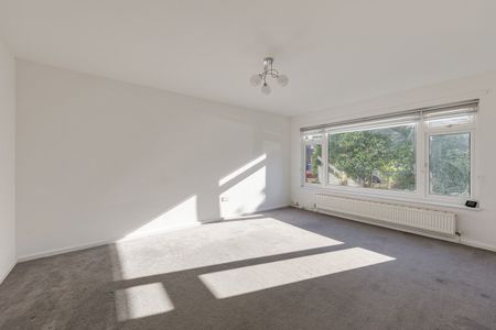 Valley Close, Loughton, IG10 - Photo 3