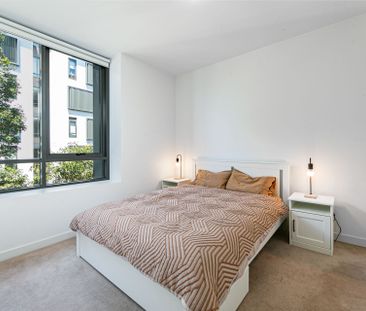 Corner Postioned 2 Bedroom Apartment in Putney Hill - Photo 4