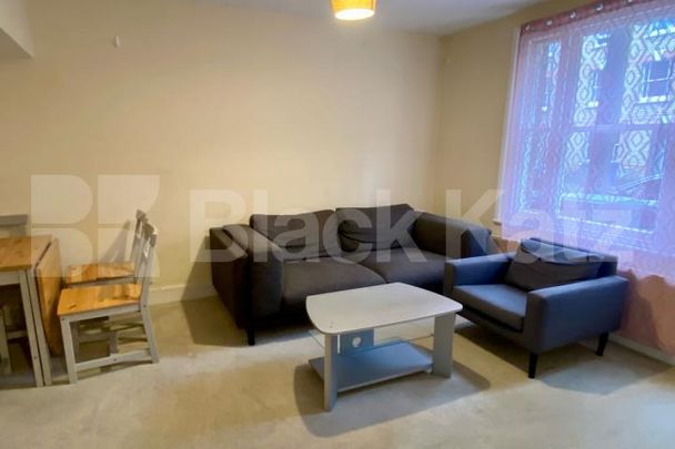 Georgian Townhouse, triplex, four double bedrooms, two bathrooms & Patio Garden - Photo 1