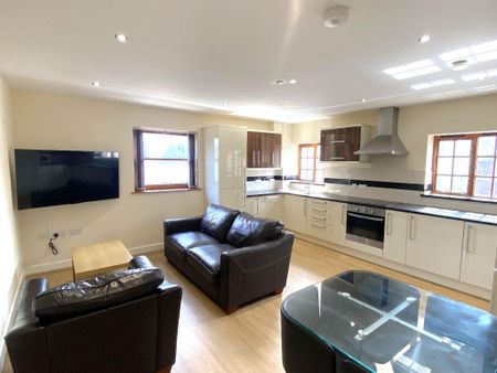 4 bedroom flat to rent - Photo 2