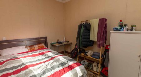 Convenient 3-Bedroom Flat Near University - Available 01/01/2027 - Photo 4