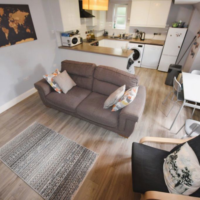 2 bedroom Flat in Flat 8, Leeds - Photo 1