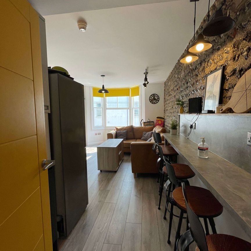 A Fresh and Convenient Share in Worthing Room 1 - Photo 1