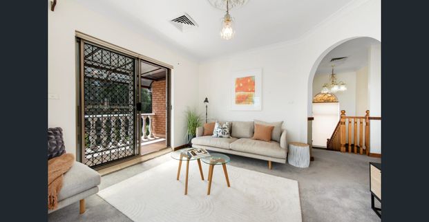 Spacious 5-bed family home in quiet cul-de-sac - Photo 1