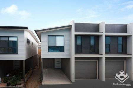 Breaking lease ,4 Bedroom Townhouse, Ducted aircon - Photo 2