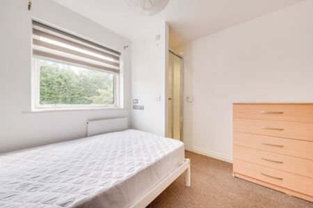 £753 p/w (£3,263 pcm) - Photo 3