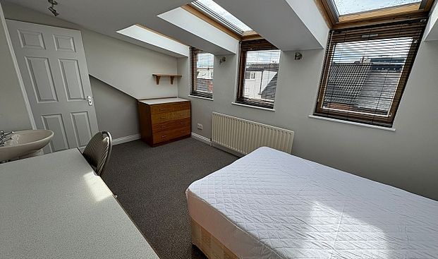 4-Bed Student Property in a Great Area - Photo 1