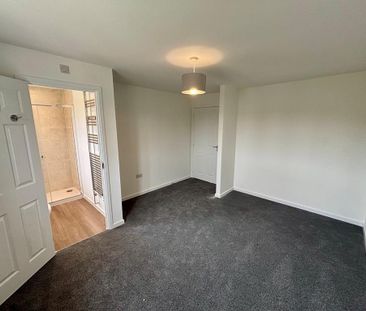 4 bedroom detached house to rent - Photo 2