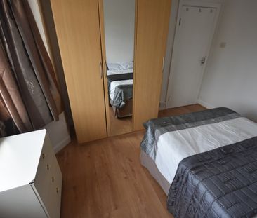 3 Bed Semi-Detached House, Burgess Road, SO16 - Photo 5