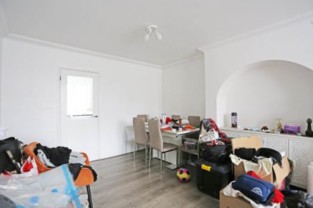 Price £2,100 pcm - Available 01/12/2025 - Part Furnished - Photo 3