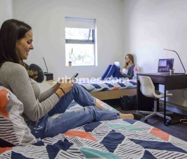 Twin shared with shared bathroom - Photo 4