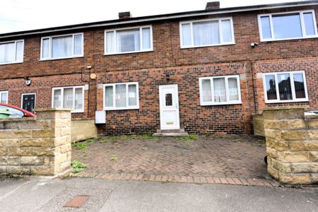 3 bedroom Flat in Lea Farm Drive, Leeds - Photo 2