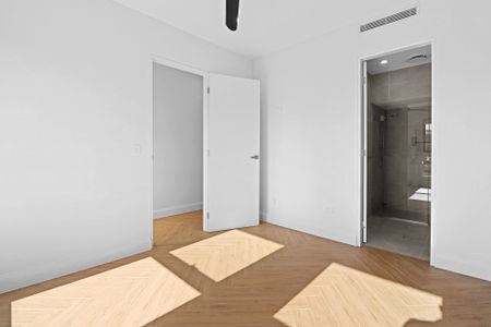 Experience Luxury & Convenience: Modern Five Bedroom Family Home - Photo 4