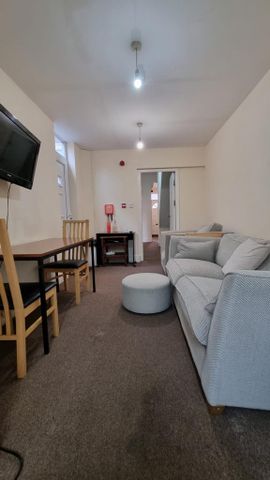 6 bedroom terraced house to rent - Photo 2