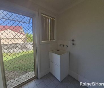Charming 3 Bedroom Villa - Photo 3