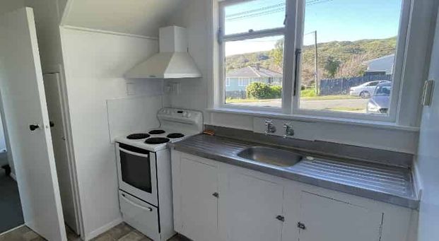 RENOVATED THREE BEDROOM: - Photo 1