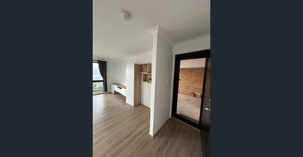 Newly renovated and close to transport - Photo 1