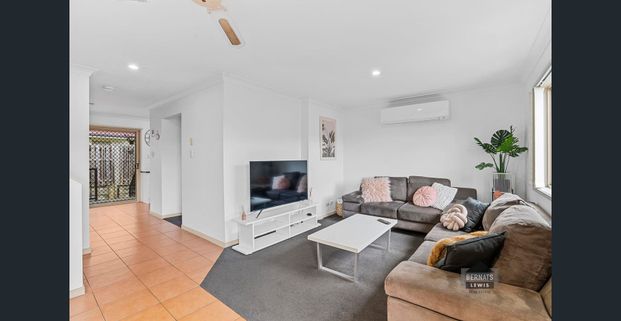 Stylish 3-Bedroom Townhouse Across Three Levels - Double Lock-Up Garage & Outdoor Living - Photo 1