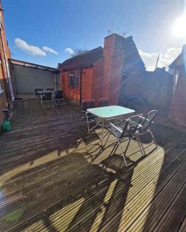 5 bedroom detached house to rent - Photo 2