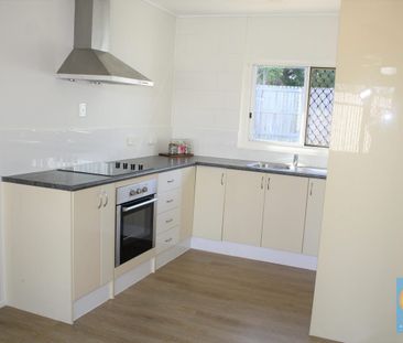 AIR CONDITIONED LIVING ROOM & MASTER BEDROOM! - Photo 2