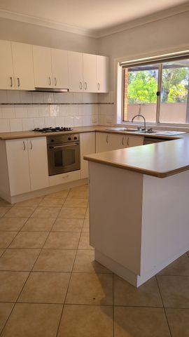 Bright and Modern 3 BR Townhouse - Photo 5