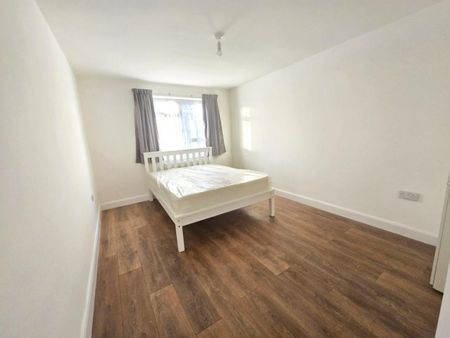 High Street, London - Photo 3