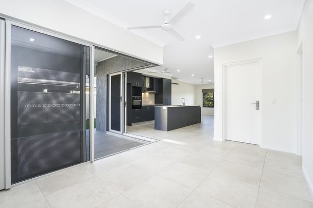 STYLISH AND MODERN FAMILY HOME! - Photo 1