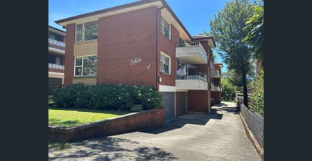 Spacious One-Bedroom Apartment with Lock-Up Garage and Storage – Popular Dee Why Location - Photo 2