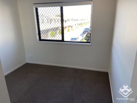 3 BEDROOM TOWNHOUSE - Double Garage, Air Cons, Pets Welcome - Photo 5