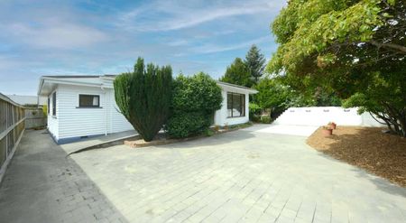 Three bedroom home in prime location - Photo 3