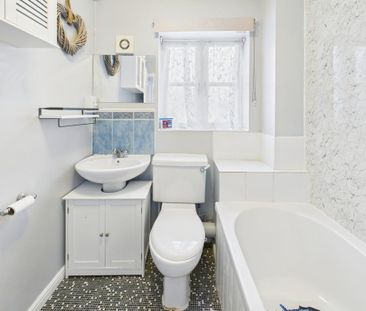 3 bedroom end of terrace house to rent - Photo 4