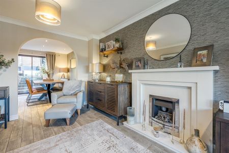 6 bedroom detached house to rent - Photo 2