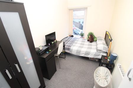 Flat For Rent 1 Stow Hill, Pontypridd - Photo 4