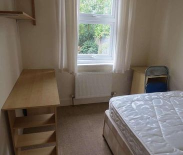 Bedroom Semi Detached House In Winton, BH9 - Photo 4