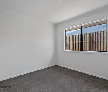 4BED HOME WITH FULLY FENCED BACKYARD - Photo 1