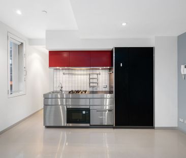 Funky Chevron Living – Stylish Two Bedroom Apartment - Photo 5