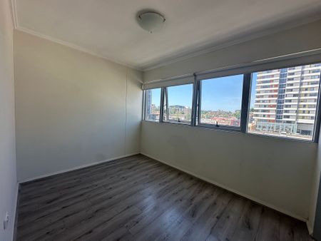 Deposit Taken&comma; Opens Cancelled&excl; - Spacious Split Level Apartment - Photo 3