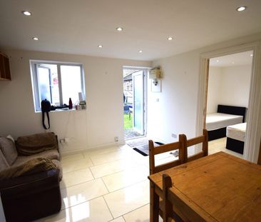 Two bedroom Annex property ideal for student couples- £1600 inclusive - Photo 2