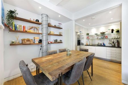 A Well [resented two bedroom apartment in Battersea Square - Photo 3