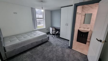 6 bedroom detached house to rent - Photo 2