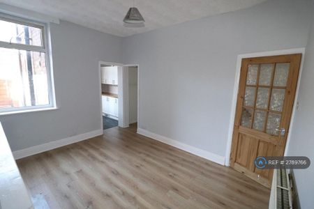 2 bedroom terraced house to rent - Photo 4