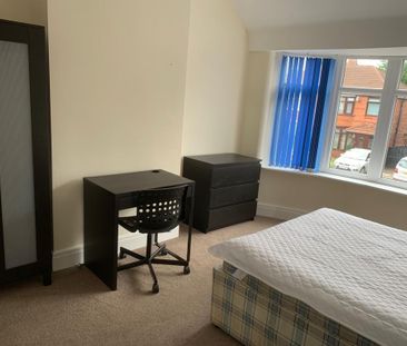 4 bedroom semi-detached house to rent - Photo 3