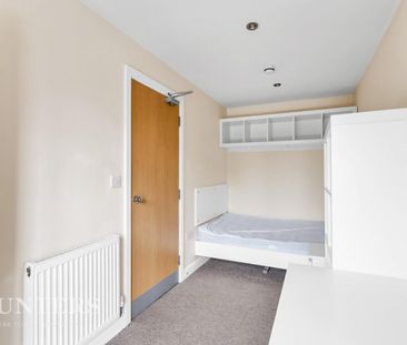 4 bedroom Flat To Let - Photo 2