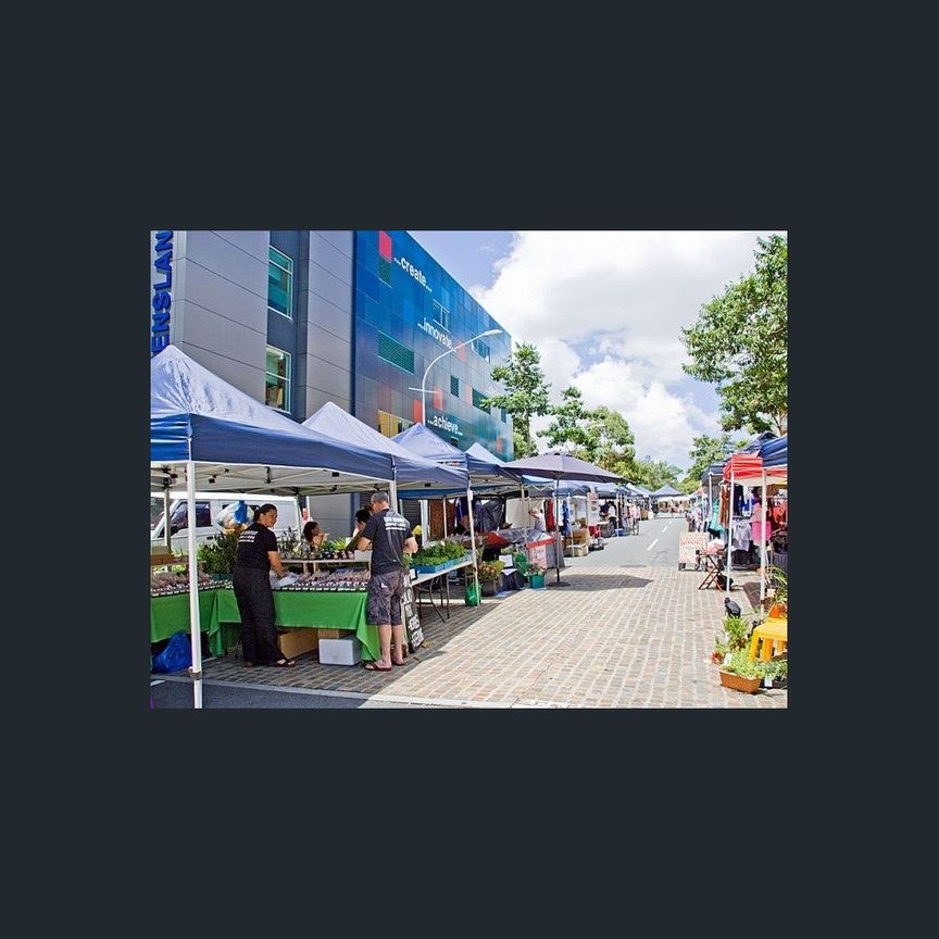 Spacious Fully Furnished Apartment - Prime Kelvin Grove Location - Photo 1