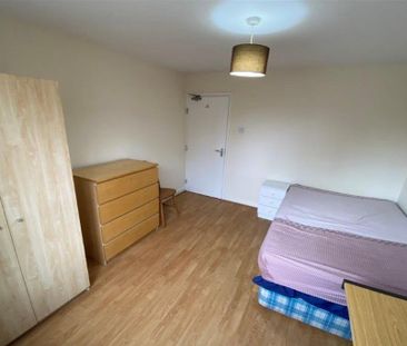 4 bedroom semi-detached house to rent - Photo 5