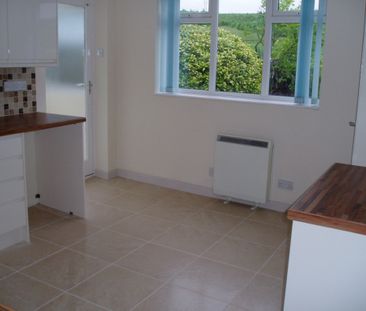 2 bedroom detached bungalow to let - Photo 2