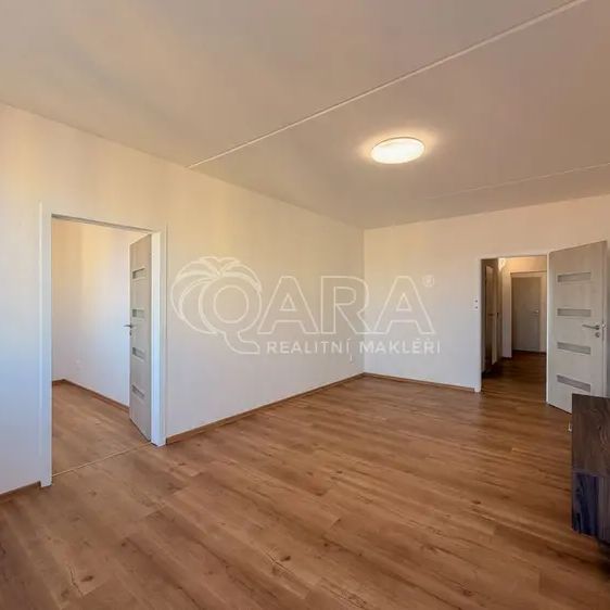 NA PRONÁJEM - Prostorný byt 4+1 s balkonem a výhledem v klidné části Jindřichova Hradce - Photo 1