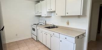 Large 1bdrm/1 den - Photo 2