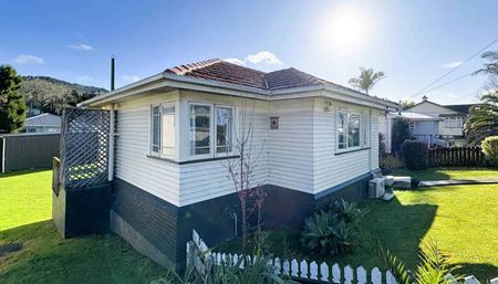 Spacious 4 Bedroom - Walk to Hospital! - Photo 4