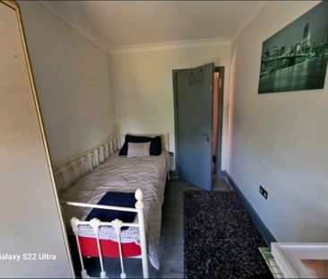 Room in a Shared House, Langhorn Road, SO16 - Photo 3
